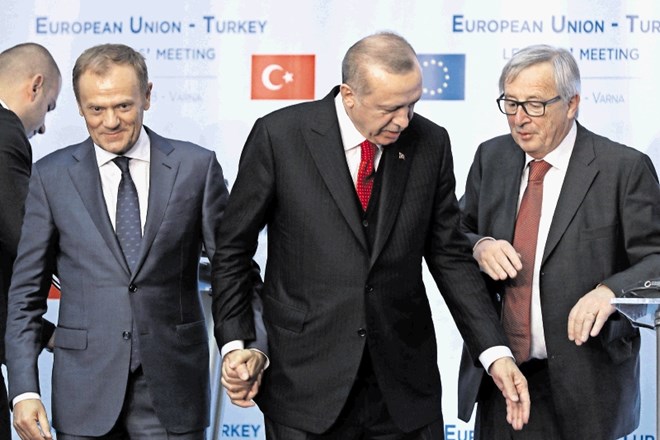 Jean-Claude Juncker pravi, da se »velike demokracije«  v odprtem dialogu lahko sporazumejo. Kljub temu je Turčija še daleč od...