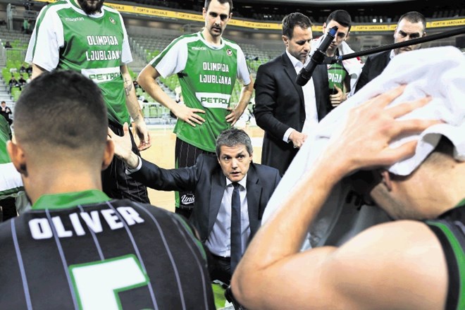 Zoran Martić (v sredini) se je po porazu proti Heliosu dolgo časa zadržal v slačilnici z igralci.