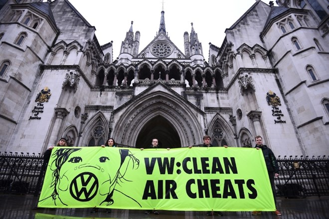 Aktivisti Greenpeaca so danes proti zavajanju podjetja Volkswagen protestirali pred sodiščem v Londonu Kirsty O'connor