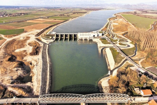 Vse infrastrukturne posege na spodnjesavskih hidroelektrarnah naj bi Infra končala  prihodnje leto. Na sliki jezovna zgradba...