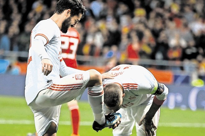 Španski kapetan Sergio Ramos je poljubil športno obutev Iscu, strelcu treh zadetkov proti Argentini.