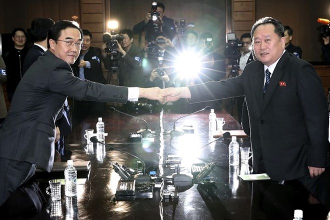 Korejski delegaciji sta v Hiši miru na demilitariziranem območju določili datum srečanja državnih voditeljev, podrobnosti pa...