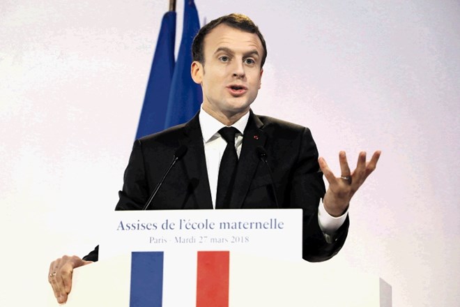 Francoski predsednik Macron bi v šolske klopi spravil triletnike.