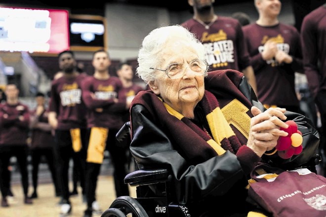 Nova medijska zvezda Američanov je postala 98-letna nuna Jean Dolores-Schmidt.