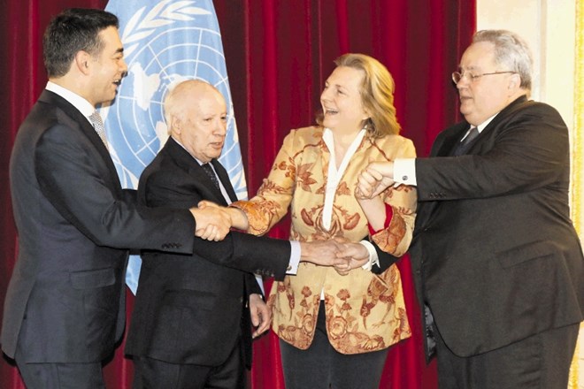 Z leve: makedonski zunanji minister Nikola Dimitrov, mediator Matthew Nimetz, avstrijska zunanja ministrica  Karin Kneissl...