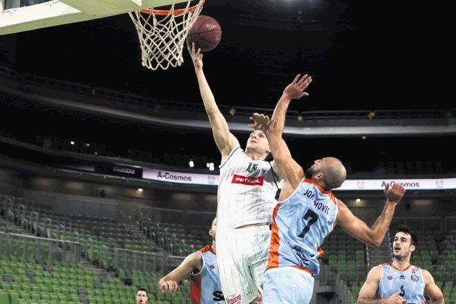 Olimpijin košarkar Gregor Hrovat (z žogo) je k zmagi proti Primorski prispeval samo dve točki.