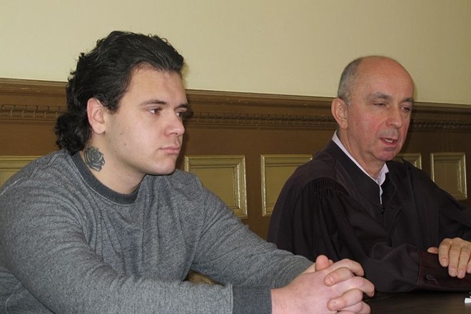 Obtoženi uboja v stanju bistveno zmanjšane prištevnosti Stefan Cakić sojenje spremlja zelo hladnokrvno.