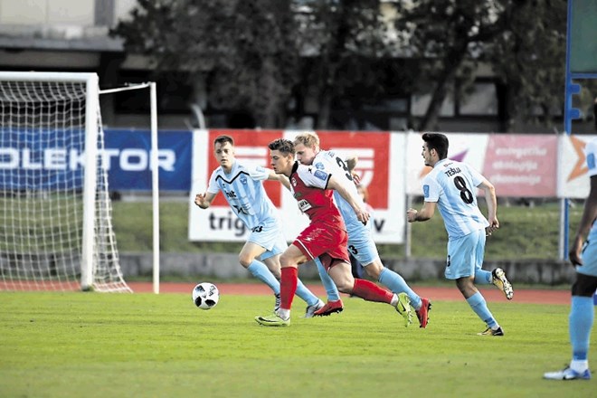 Nogometašem Gorice (v modrih dresih) ni uspelo ustaviti igralcev Aluminija, ki so si pred povratno tekmo v Kidričevem...