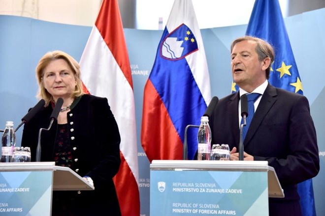 Avstrijska zunanja ministrica Karin Kneissl (levo) in slovesnki zunanji minister Karel Erjavec (desno)