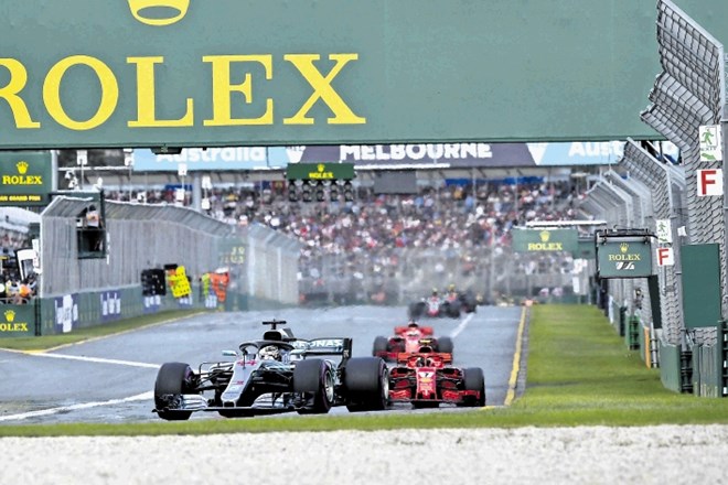 Po kvalifikacijah in prvi polovici dirke v Avstraliji je kazalo, da Lewis Hamilton (v ospredju) nima prave konkurence, a je...