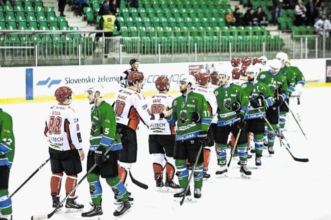 Hokejisti Olimpije (v zelenih dresih) so v tej sezoni že desetkrat čestitali Jeseničanom, ki v finalno serijo državnega...