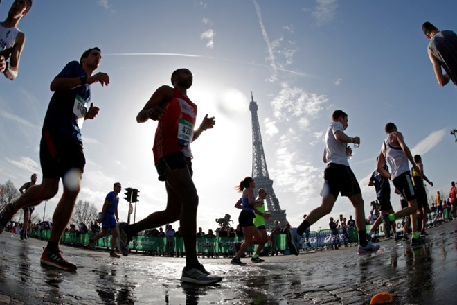 Kenijsko slavje na maratonu v Parizu 