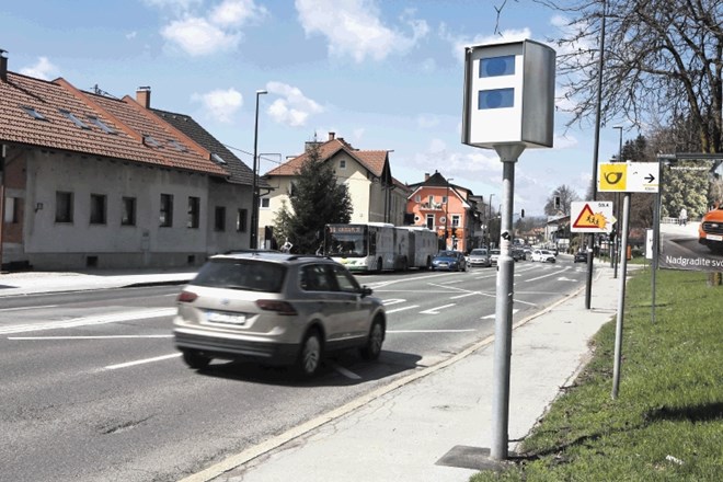 Novi stacionarni merilnik hitrosti ljubljanskega mestnega redarstva je po pol leta delovanja na Roški, Celovški, Dolenjski in...