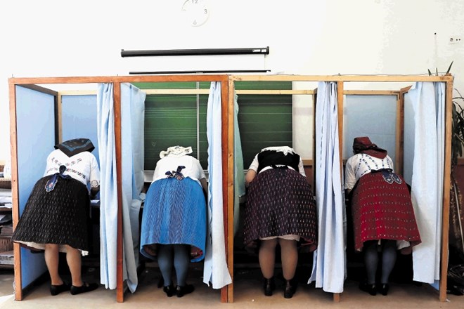 Na madžarskem podeželju je še vedno navada, da ljudje odidejo na volitve v narodnih nošah.