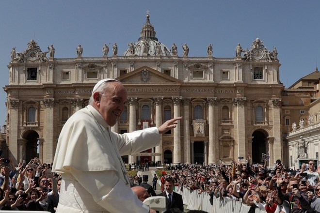Papež posvaril kritike svoje odprtosti do migrantov