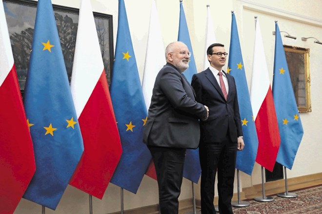 V zadnjih mesecih je poljska vlada pod vodstvom novega premierja Mateusza Morawieckega (desno) kazala pripravljenost za...
