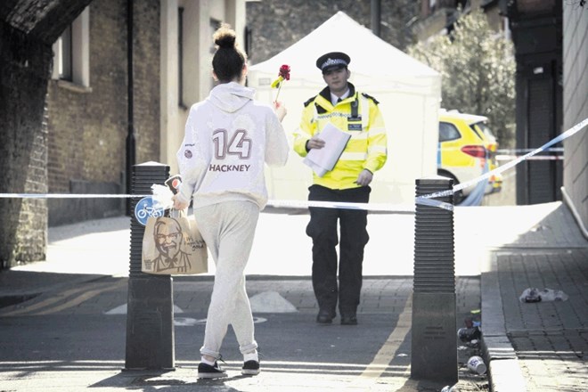 Četrtega aprila je na pločniku v Hackneyju severno od Temze smrtno ranjen z nožem umrl osemnajstletni Israel Ogunsula. Na...