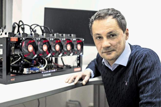 Simon Štemberger, Logos Ritem Machines, ob računalniški napravi za kriptorudarjenje