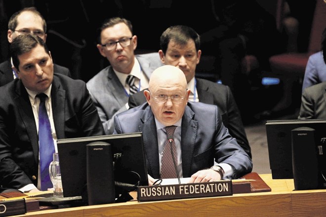 Ruski veleposlanik pri Združenih narodih Vasilij  Nebenzija je vztrajno zavračal ameriške pogoje za preiskavo domnevnega...