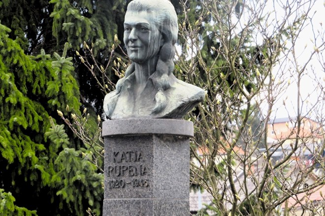 Kip Katje Rupena pred osnovno šolo Center (ki je do leta 1991 nosila njeno ime) je edini spomenik v Novem mestu, namenjen...