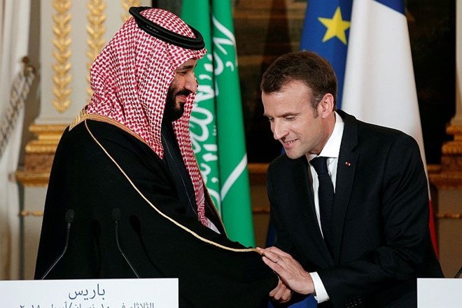 Savdski prestolonaslednik Mohamed bin Salman (levo) in francoski predsednik Emmanuel Macron (desno).