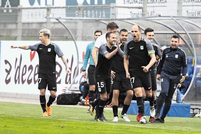 Nogometaš Olimpije Aris Zarifović (s kapetanskim trakom) se je s soigralci takole veselil zmagovitega zadetka v Celju.