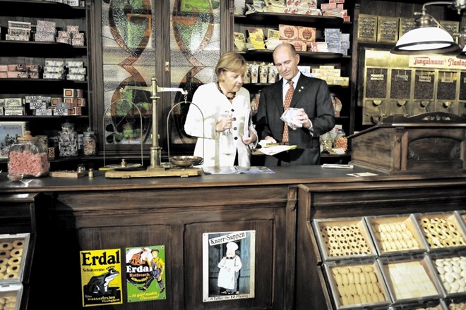 Karl-Erivan Haub z Angelo Merkel v muzeju družinskega podjetja Tengelmann, lastnika blagovnih znamk Obi, Kik in Tedi.