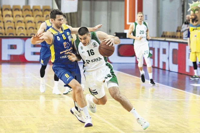 Košarkar Krke Marko Jošilo (z žogo) se je izkazal   proti Šentjurju.