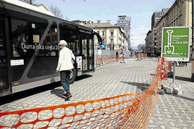 Marsikateri pešec ne pričakuje, da bo avtobus v smeri proti Bežigradu zaradi zapore Gosposvetske ceste zapeljal na pločnik ob...