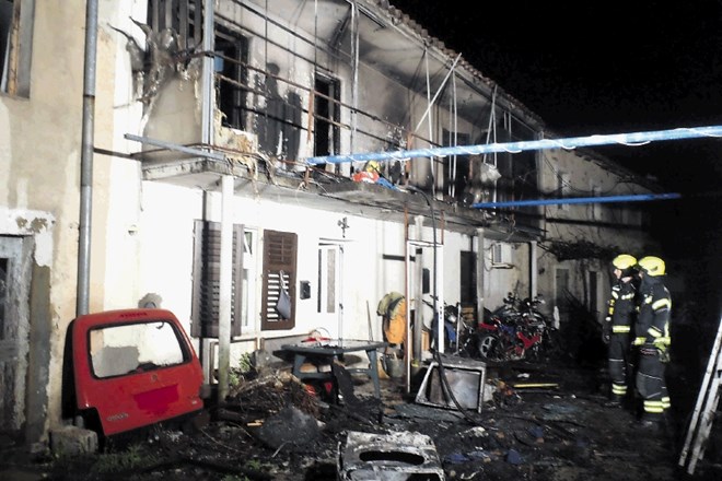 Zagorelo je v prvem nadstropju vrstne hiše, ogenj pa se na srečo ni razširil na sosednje stavbe.