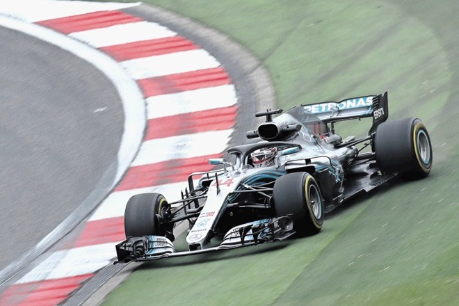 Lewis Hamilton je prepričan, da bo odločitev o zmagovalcu v Šanghaju padla v troboju Ferrarija, Mercedesa in Red Bulla.