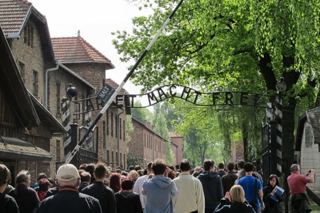 Vhod v taborišče Auschwitz danes
