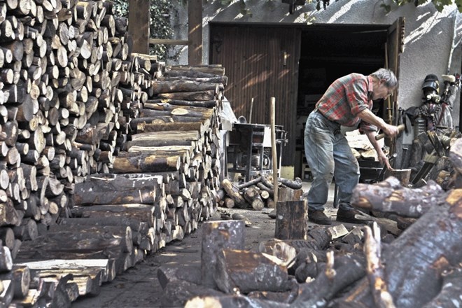 Ministrstvo nadaljnje prodaje neustreznih peči na drva s spremembo predpisov očitno ne namerava preprečiti, raje  se je...