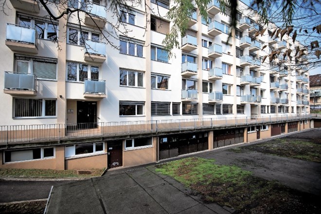 Stanovanjski blok na Smoletovi ulici 12, 12 a in 12 b v Ljubljani. Anže Petkovšek