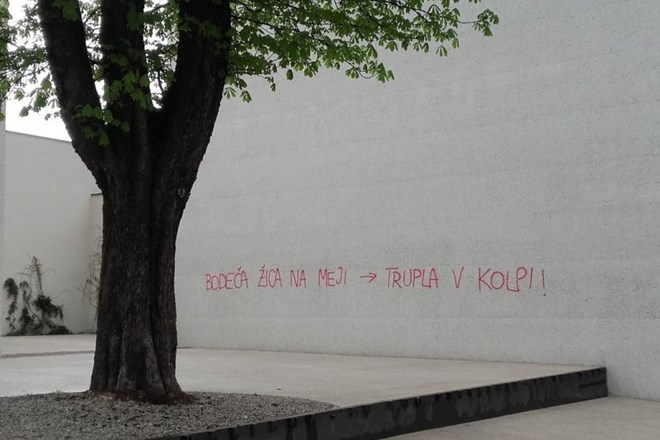 Fotografijo sveže oskrunjenega grafita je na twitterju objavila Majda Širca.