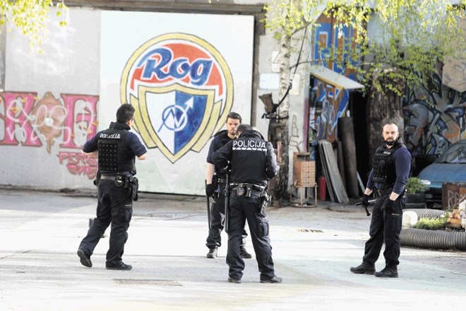Policisti so danes zasedli dvorišče ene izmed stavb nekdanje tovarne Rog, v kateri se je zgodil napad z nožem.