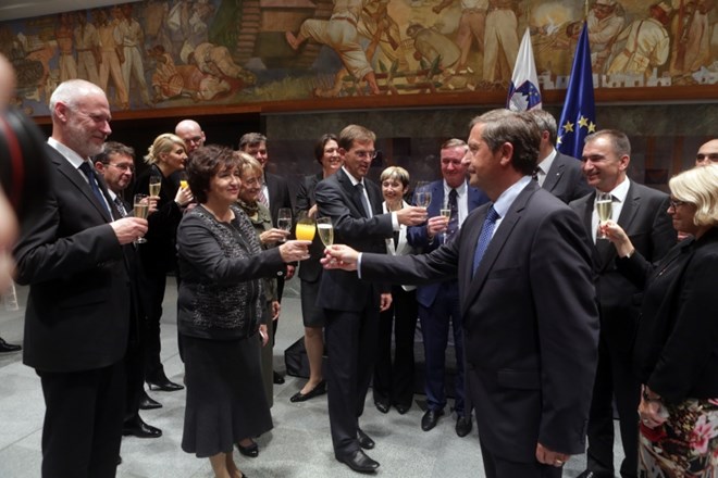 Skupinska fotografija novih ministrov septembra 2014.