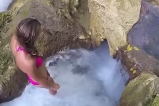 #video Bi si upali na slepo skočiti v podvodno jamo?