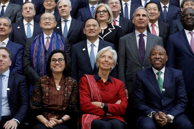 Družinska fotografija guvernerjev Mednarodnega denarnega sklada na včerajšnjem srečanju.
