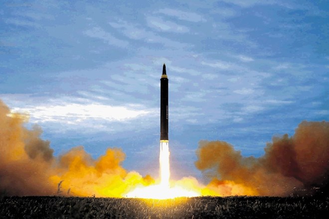 Prizor, ki sodi le še v preteklost? Na fotografiji je severnokorejska izstrelitev rakete srednjega dosega avgusta lani.