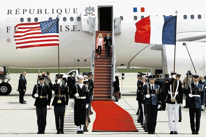 Francoski predsednik Emmanuel Macron s prvo damo Brigitte pri sestopu z letala ob prihodu v ZDA. Potem sta z ameriškim prvim...