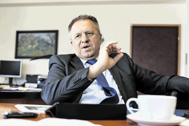 Minister Počivalšek  je pojasnil, da sam ni strokovnjak za konkurenčnost, in s prstom pokazal na AVK, ki je po njegovem...