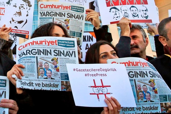 Zaporne kazni za novinarje turškega opozicijskega časnika