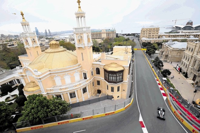 Dirka v Bakuju v Azerbajdžanu bo še posebno zanimiva zaradi vožnje po ozkih mestnih ulicah.