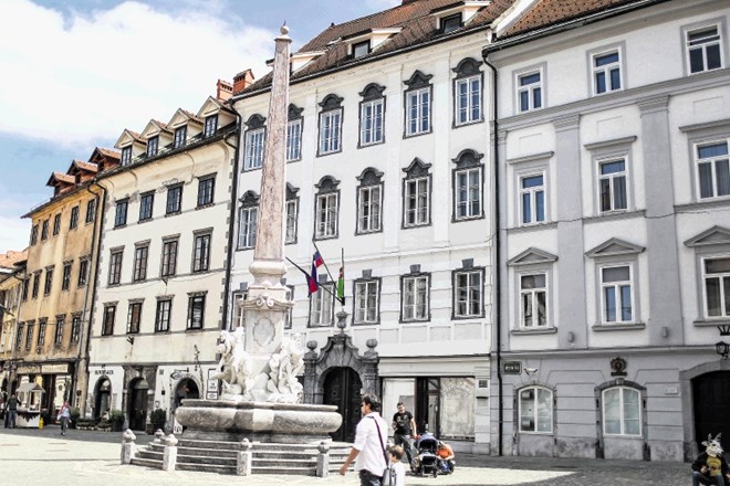 Stavba, v kateri je domoval prvi ljubljanski hotel, stoji v neposredni bližini Robbovega vodnjaka.