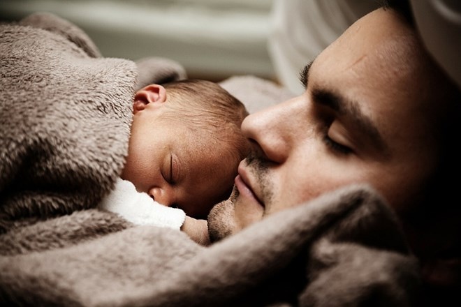 Nova ureditev velja za vse očete novorojenčkov, ki prvič uveljavljajo pravico do očetovskega dopusta.