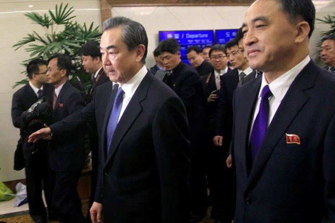 Wanga je na letališču sprejel namestnik severnokorejskega zunanjega ministra Ri Kil Song v spremstvu nekaterih uradnikov.