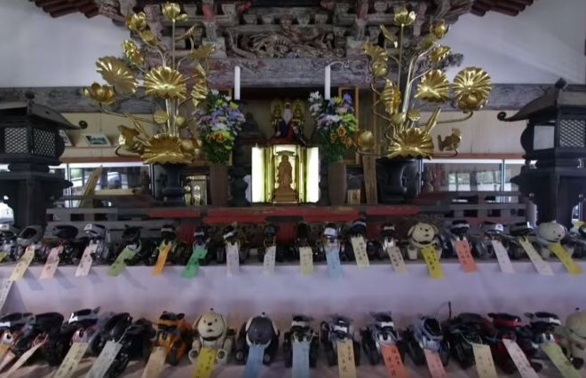 #video Japonski menihi opravljajo slavnostne pogrebe robotskih psov