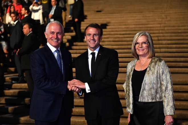 Avstralski premier Malcolm Turnbull (levo) s soprogo Lucy (desno) ter gostom, francoskim predsednikom Emmanuelom Macronom...