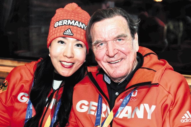Gerhard Schröder z (za zdaj) zadnjo bodočo ženo Kim So Yeon.